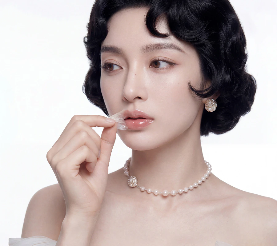 百雀羚彩妆玉龄盈润唇部精华膜模特展示